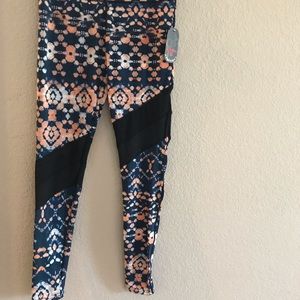 NWT Hot Kiss Legging Size Medium Pretty Multicolor